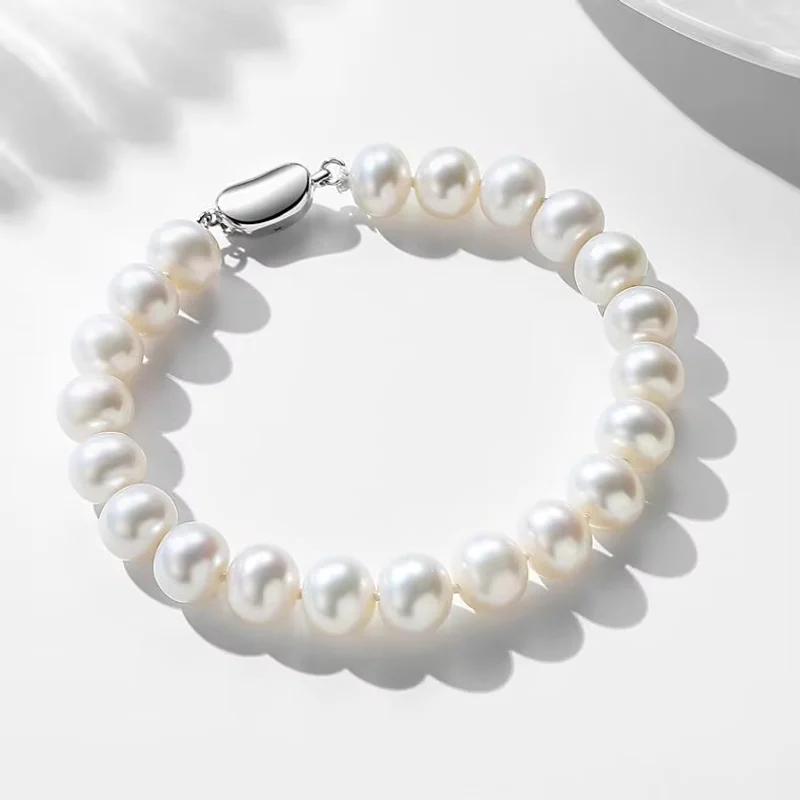 A single strand white pearl bracelet with a clasp.